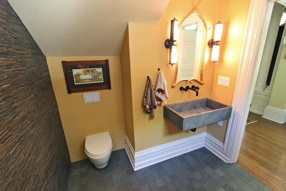 Idee per una piccola stanza da bagno con doccia eclettica con lavabo sospeso, top in saponaria, doccia aperta, WC sospeso, piastrelle multicolore, piastrelle in pietra, pareti gialle e pavimento in ardesia