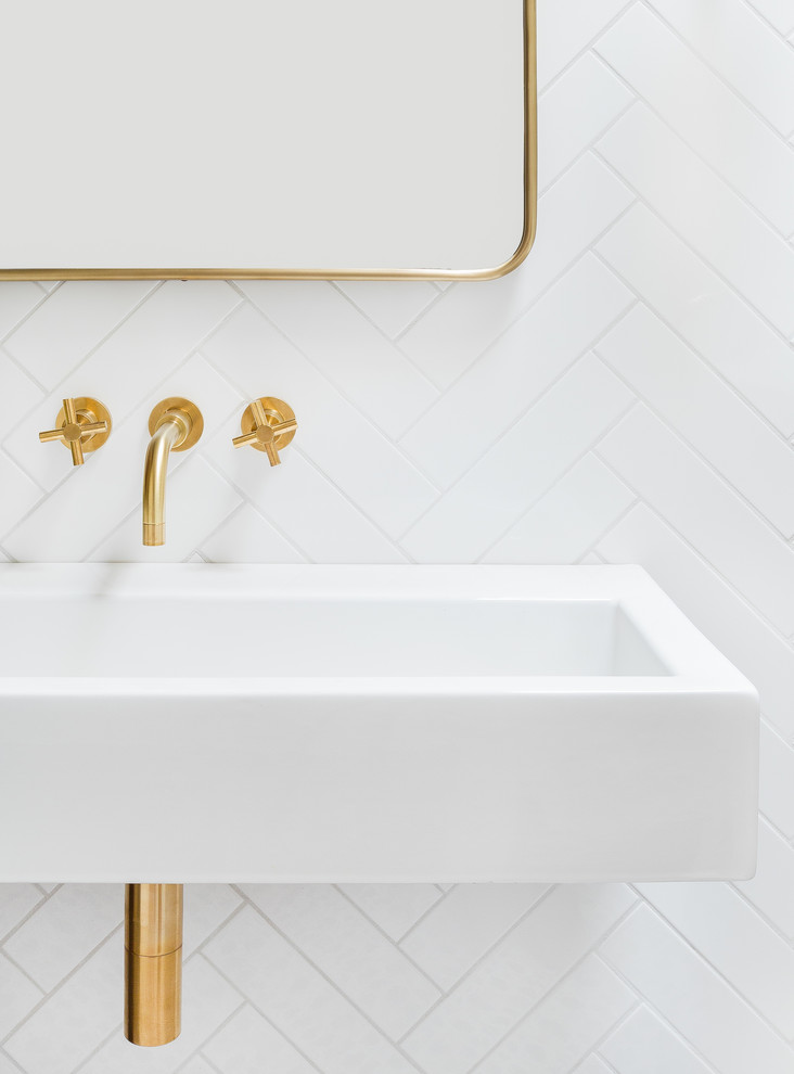 Idee per una stanza da bagno con doccia minimalista con piastrelle bianche, piastrelle in ceramica, pareti bianche e lavabo sospeso