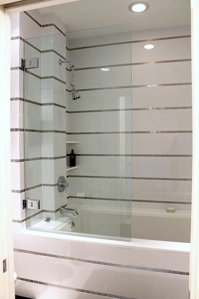 Стильный дизайн: ванная комната среднего размера в стиле фьюжн с ванной в нише и душем над ванной - последний тренд