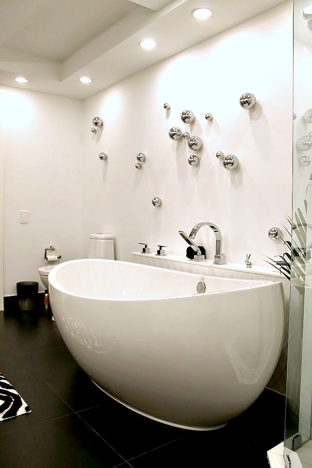 Mittelgroßes Eklektisches Badezimmer En Suite mit freistehender Badewanne, Eckdusche, weißer Wandfarbe und Falttür-Duschabtrennung in Miami