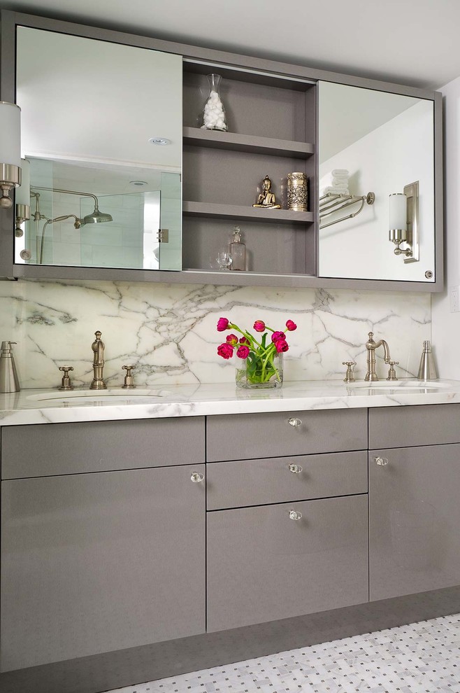 Modelo de cuarto de baño minimalista con baldosas y/o azulejos en mosaico y puertas de armario grises