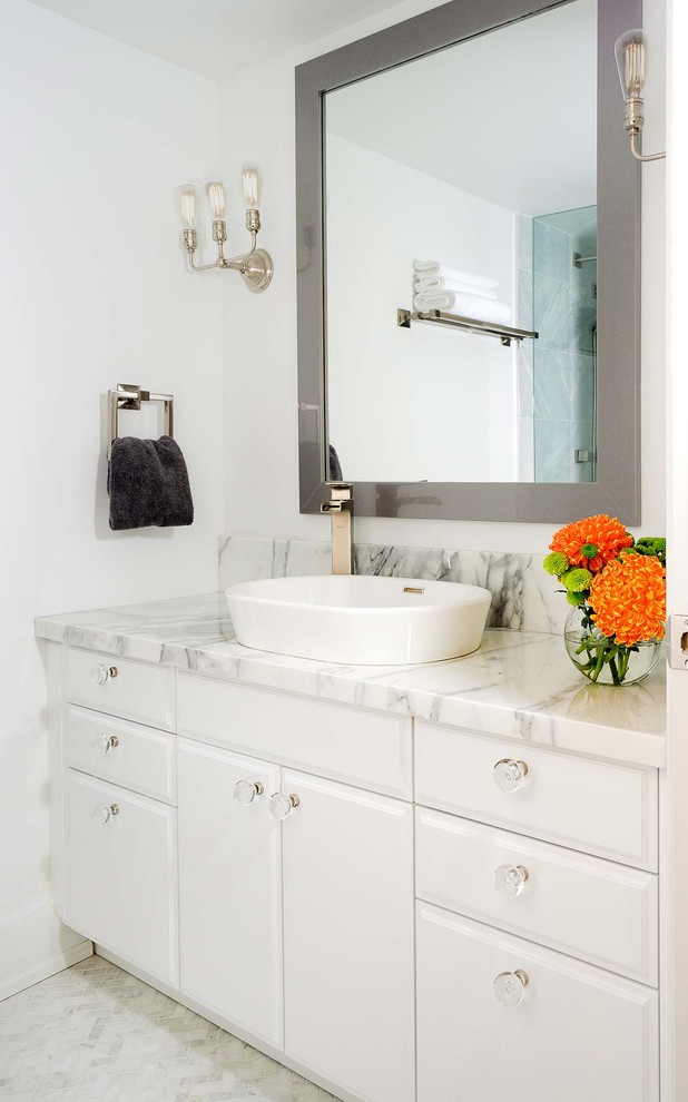 Imagen de cuarto de baño rectangular moderno con baldosas y/o azulejos en mosaico y lavabo sobreencimera