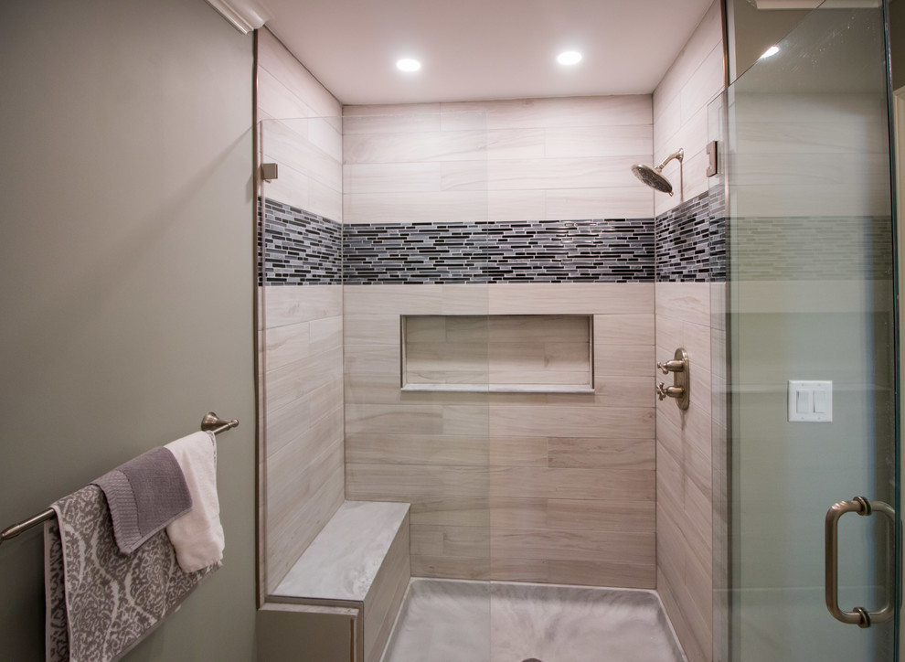 Идея дизайна: ванная комната среднего размера в стиле модернизм с душем в нише, раздельным унитазом, коричневой плиткой, керамогранитной плиткой, серыми стенами, полом из керамогранита, душевой кабиной, раковиной с пьедесталом, коричневым полом и душем с распашными дверями