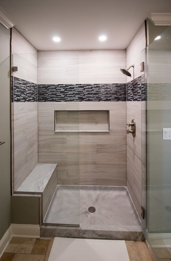 Exempel på ett mellanstort modernt badrum med dusch, med en dusch i en alkov, en toalettstol med separat cisternkåpa, brun kakel, porslinskakel, grå väggar, klinkergolv i porslin, ett piedestal handfat, brunt golv och dusch med gångjärnsdörr
