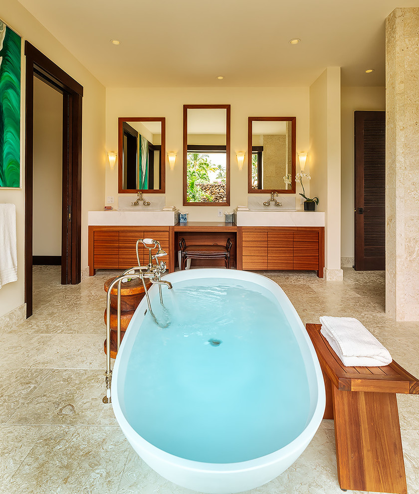 Großes Modernes Badezimmer En Suite mit freistehender Badewanne in Hawaii