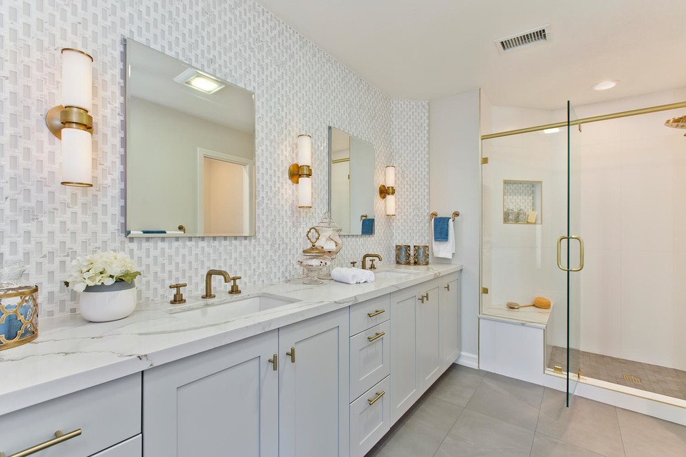 Inspiration för stora klassiska en-suite badrum, med skåp i shakerstil, grå skåp, en dusch i en alkov, vit kakel, glaskakel, vita väggar, klinkergolv i keramik, ett undermonterad handfat, bänkskiva i kvarts, brunt golv och dusch med gångjärnsdörr