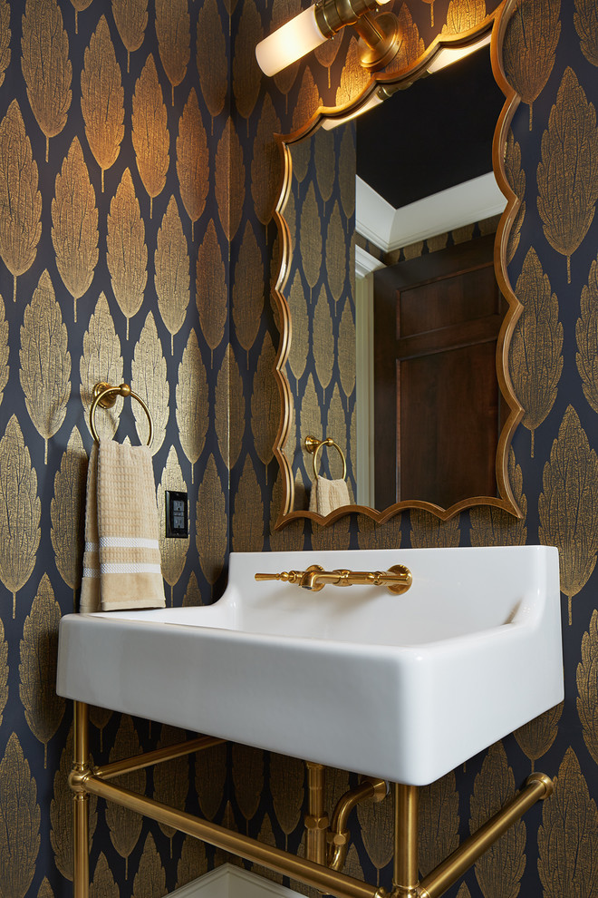 На фото: туалет среднего размера в стиле неоклассика (современная классика) с раздельным унитазом, мраморной плиткой, синими стенами, полом из керамической плитки, раковиной с пьедесталом и серым полом