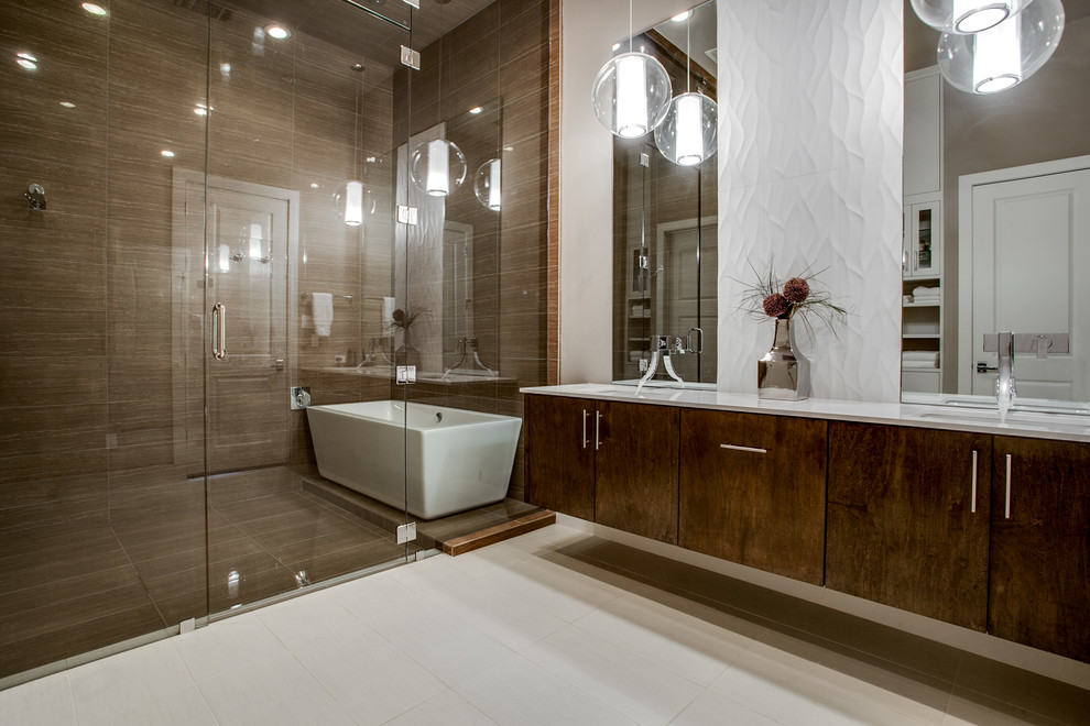 На фото: ванная комната в современном стиле с плоскими фасадами, темными деревянными фасадами, отдельно стоящей ванной, душем в нише и коричневой плиткой