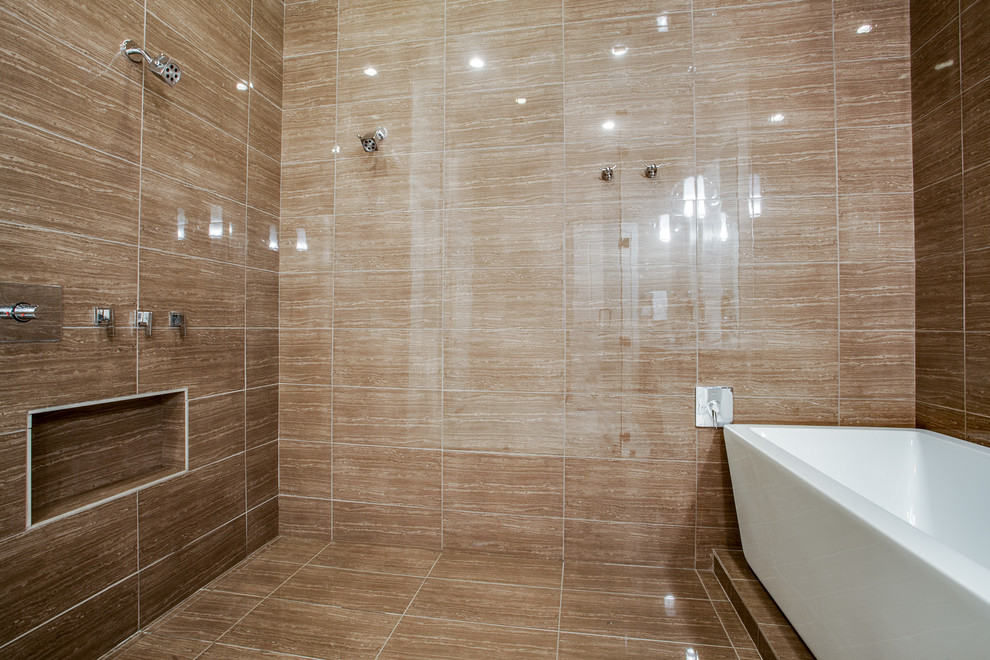 Diseño de cuarto de baño contemporáneo con bañera esquinera, combinación de ducha y bañera y baldosas y/o azulejos beige