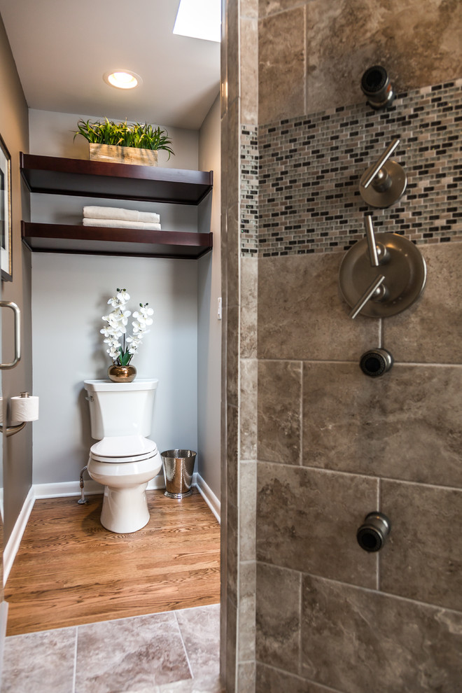 Idéer för ett mellanstort modernt en-suite badrum, med ett fristående handfat, släta luckor, skåp i mörkt trä, bänkskiva i kvarts, en öppen dusch, mellanmörkt trägolv, en toalettstol med hel cisternkåpa, grå kakel, porslinskakel, grå väggar, flerfärgat golv och dusch med gångjärnsdörr
