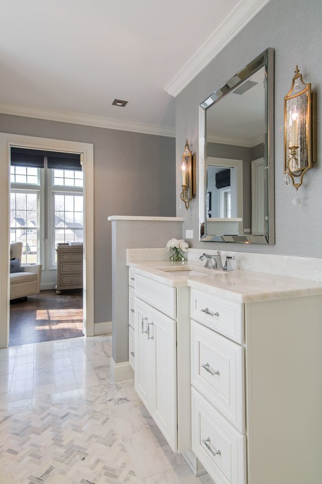 Imagen de cuarto de baño principal moderno con baldosas y/o azulejos blancos, paredes grises, suelo de mármol y encimera de mármol