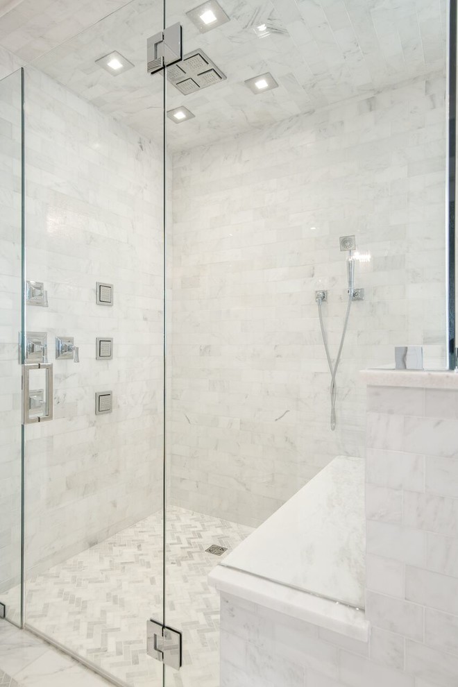 Inredning av ett modernt en-suite badrum, med vit kakel, grå väggar, marmorgolv och marmorbänkskiva