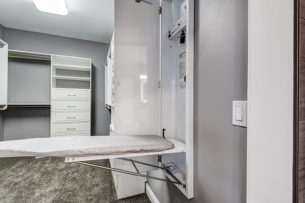 Idée de décoration pour une grande salle de bain principale minimaliste avec un placard avec porte à panneau surélevé, des portes de placard blanches, une baignoire indépendante, une douche ouverte, WC suspendus, un carrelage gris, des carreaux de céramique, un mur gris, un sol en carrelage de céramique, un lavabo encastré, un plan de toilette en quartz, un sol gris et une cabine de douche à porte battante.
