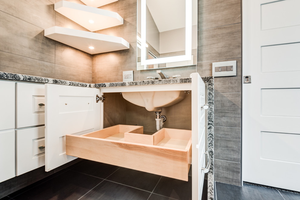 Пример оригинального дизайна: большая главная ванная комната в стиле модернизм с фасадами с выступающей филенкой, белыми фасадами, отдельно стоящей ванной, открытым душем, инсталляцией, серой плиткой, керамической плиткой, серыми стенами, полом из керамической плитки, врезной раковиной, столешницей из кварцита, серым полом и душем с распашными дверями