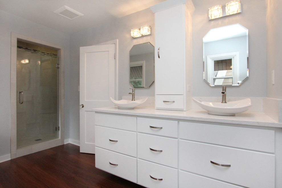 Inredning av ett modernt mellanstort en-suite badrum, med ett fristående handfat, släta luckor, vita skåp, bänkskiva i kvarts, ett badkar med tassar, en hörndusch och vita väggar