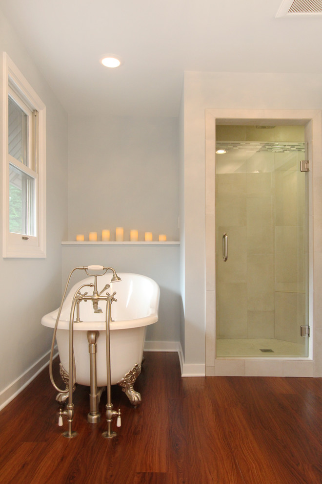 Ejemplo de cuarto de baño principal moderno de tamaño medio con lavabo sobreencimera, bañera con patas, ducha esquinera y paredes blancas