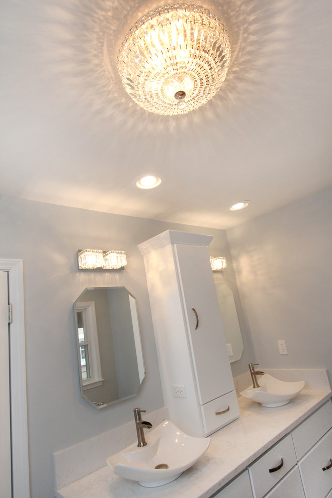 Diseño de cuarto de baño principal moderno de tamaño medio con lavabo sobreencimera, bañera con patas y ducha esquinera