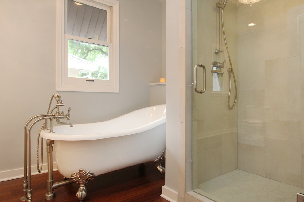 Foto på ett mellanstort funkis en-suite badrum, med ett fristående handfat, ett badkar med tassar, en hörndusch och vita väggar