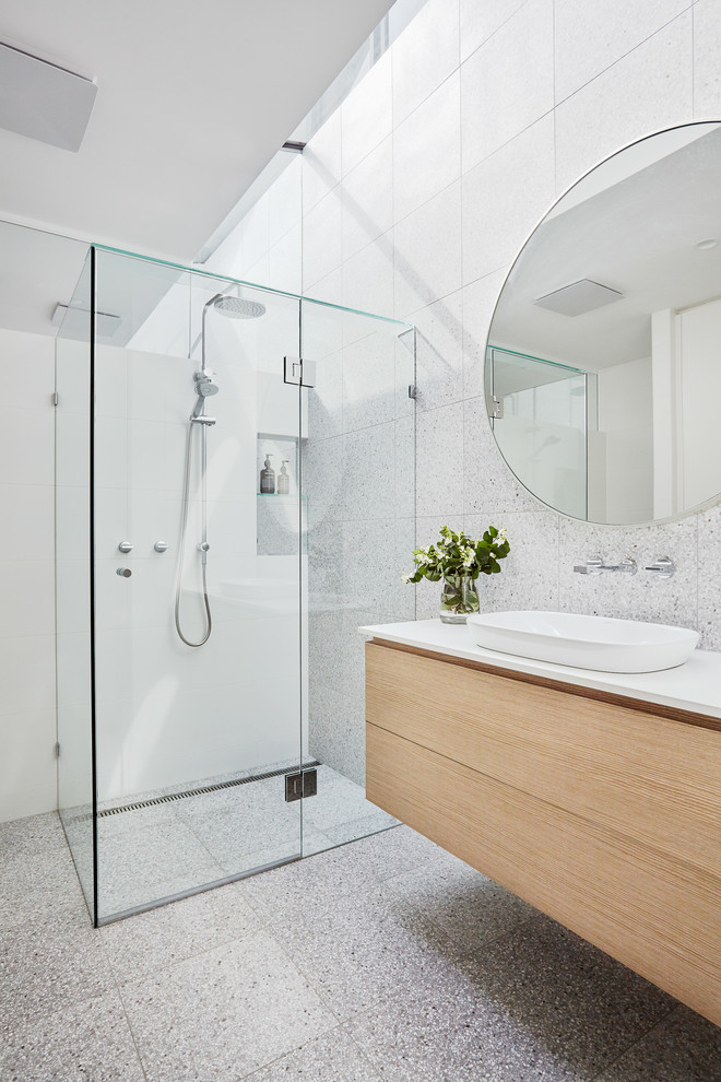 Ejemplo de cuarto de baño moderno con armarios con paneles lisos, puertas de armario amarillas, ducha esquinera, paredes grises, lavabo suspendido y ducha con puerta con bisagras