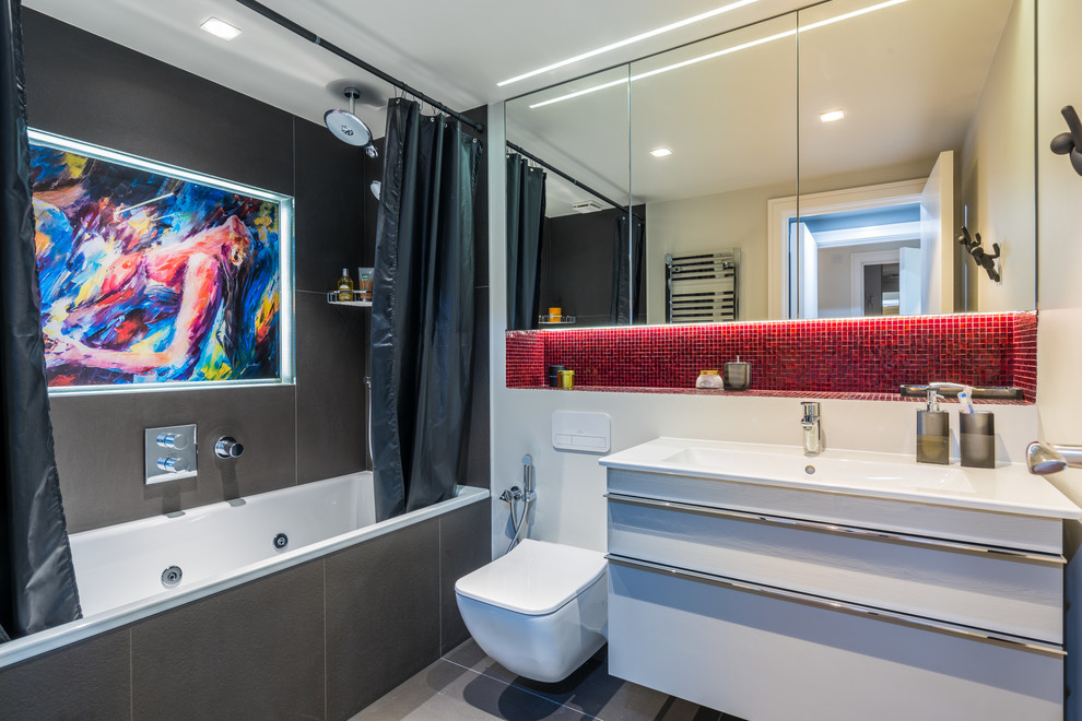 Идея дизайна: ванная комната в современном стиле с плоскими фасадами, белыми фасадами, ванной в нише, душем над ванной, инсталляцией, серой плиткой, красной плиткой, белыми стенами, душевой кабиной, монолитной раковиной, серым полом, шторкой для ванной и белой столешницей