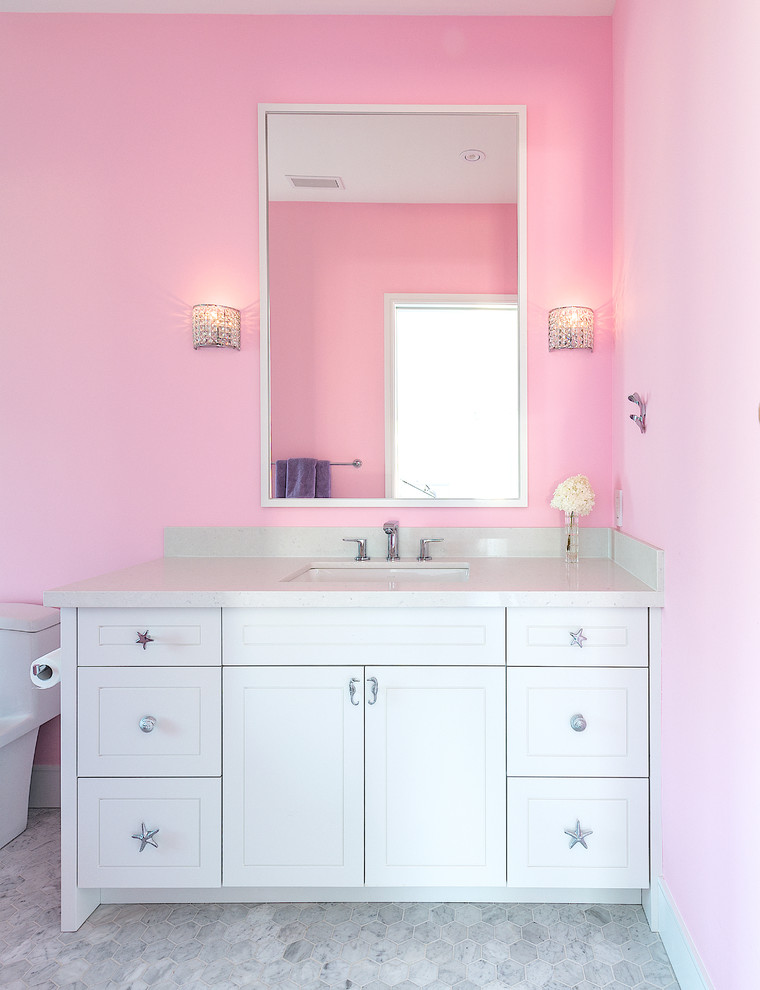 Пример оригинального дизайна: детская ванная комната среднего размера в современном стиле с фасадами с выступающей филенкой, белой плиткой, полом из керамической плитки, врезной раковиной, столешницей из кварцита, белыми фасадами, розовыми стенами и серым полом