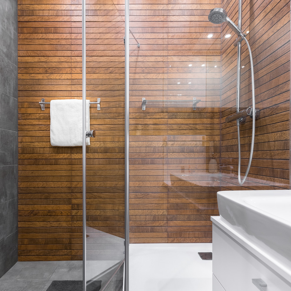 Idéer för ett mellanstort modernt vit badrum, med släta luckor, vita skåp, en öppen dusch, grå kakel, stenkakel, grå väggar, klinkergolv i keramik, ett nedsänkt handfat, bänkskiva i akrylsten, grått golv och dusch med gångjärnsdörr