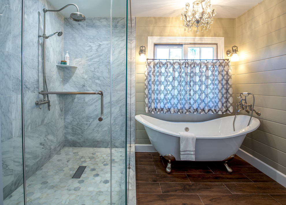 Mid-sized transitional master claw-foot bathtub photo in Los Angeles