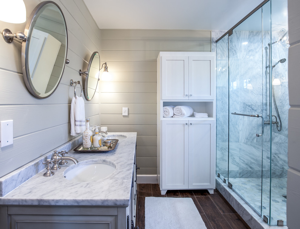 Ejemplo de cuarto de baño clásico renovado con lavabo bajoencimera