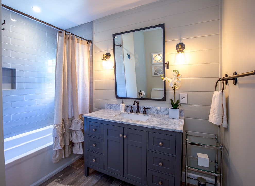 На фото: ванная комната среднего размера в стиле неоклассика (современная классика) с бежевыми стенами, душевой кабиной и мраморной столешницей с