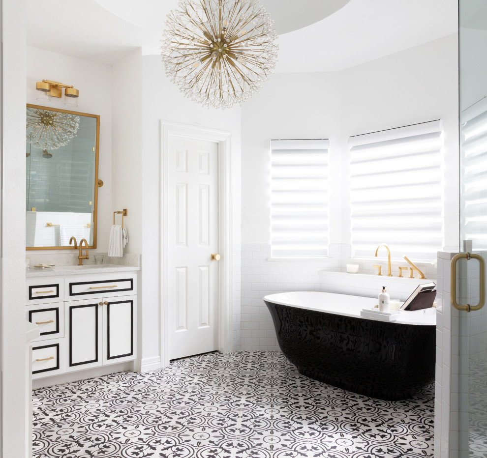 Cette image montre une grande salle de bain principale minimaliste avec un placard à porte shaker, un carrelage blanc, mosaïque, un mur bleu, un sol en carrelage de terre cuite, un lavabo encastré, un sol multicolore et un plan de toilette blanc.