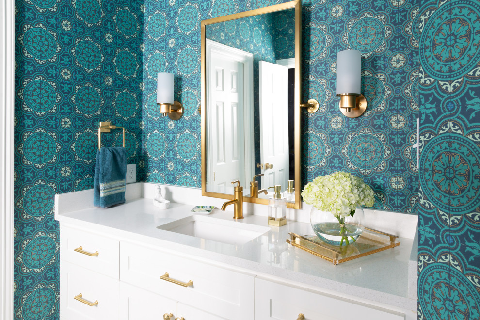Esempio di una grande stanza da bagno con doccia moderna con ante in stile shaker, vasca ad alcova, piastrelle bianche, piastrelle a mosaico, pareti blu, pavimento con piastrelle a mosaico, lavabo sottopiano, pavimento multicolore e top bianco