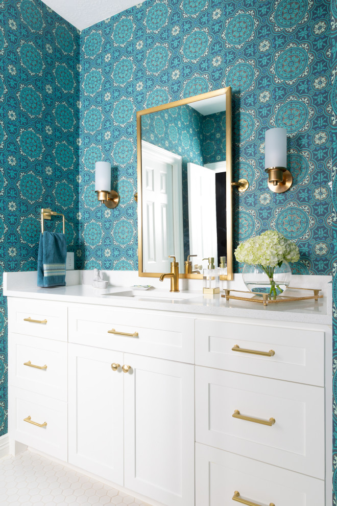 Пример оригинального дизайна: маленькая ванная комната в стиле неоклассика (современная классика) с фасадами с утопленной филенкой, белыми фасадами, накладной ванной, душем над ванной, унитазом-моноблоком, белой плиткой, керамической плиткой, синими стенами, полом из керамогранита, накладной раковиной, столешницей из искусственного кварца, белым полом, душем с распашными дверями, белой столешницей, тумбой под одну раковину и обоями на стенах для на участке и в саду