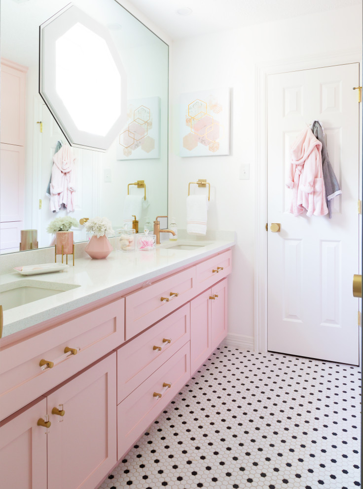 Imagen de cuarto de baño infantil moderno pequeño con armarios con paneles empotrados, paredes blancas, suelo de baldosas de porcelana, lavabo encastrado, encimera de cuarzo compacto, suelo blanco y encimeras blancas