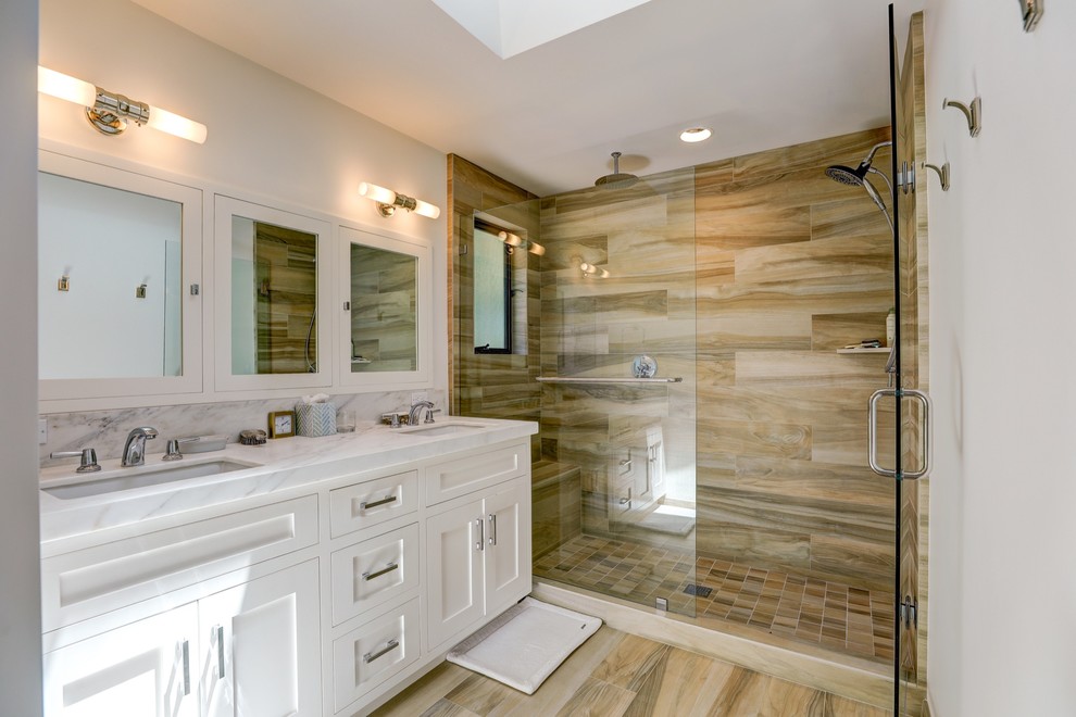 Lantlig inredning av ett mellanstort badrum, med släta luckor, vita skåp, en öppen dusch, vit kakel, keramikplattor och marmorbänkskiva