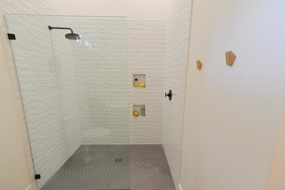 Immagine di una stanza da bagno country con vasca freestanding e piastrelle di cemento