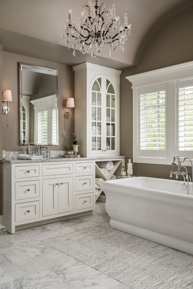 Inspiration for a country bathroom remodel in Chicago