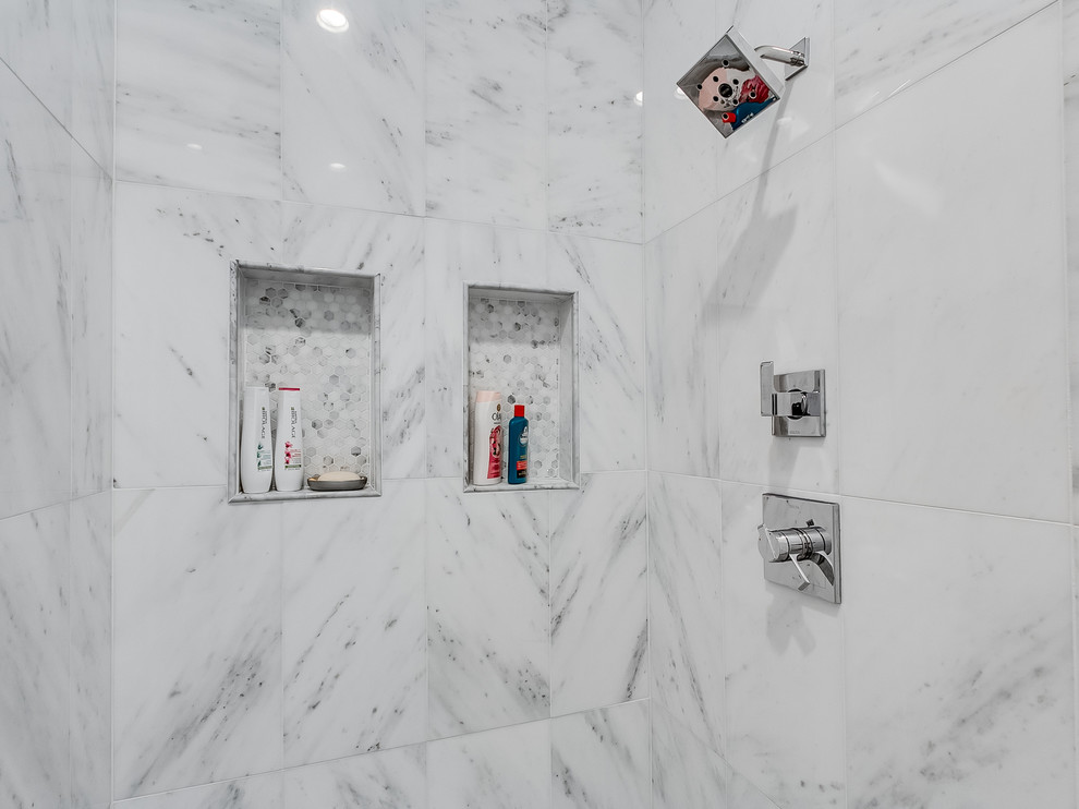 На фото: большая главная ванная комната в современном стиле с фасадами островного типа, серыми фасадами, отдельно стоящей ванной, серой плиткой, плиткой мозаикой, серыми стенами, мраморным полом, настольной раковиной и мраморной столешницей с