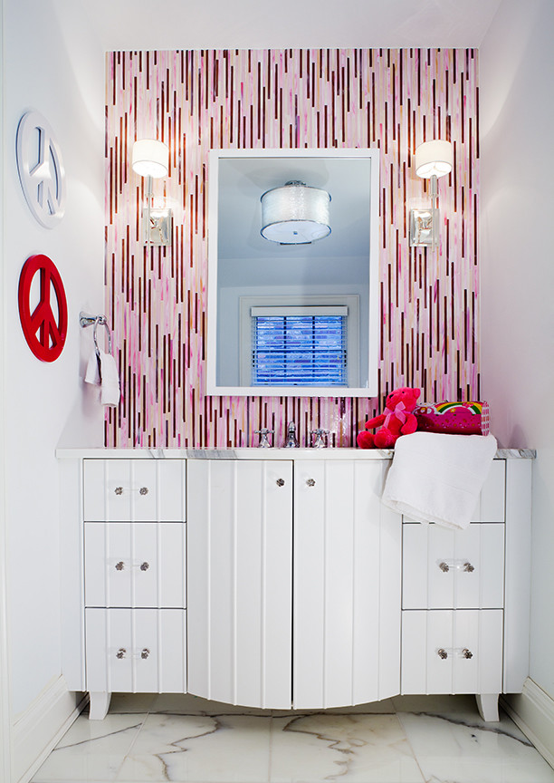 Inspiration för ett mellanstort eklektiskt vit vitt badrum för barn, med möbel-liknande, vita skåp, ett fristående badkar, en dusch i en alkov, en toalettstol med separat cisternkåpa, rosa kakel, mosaik, vita väggar, marmorgolv, ett undermonterad handfat, marmorbänkskiva, vitt golv och dusch med gångjärnsdörr