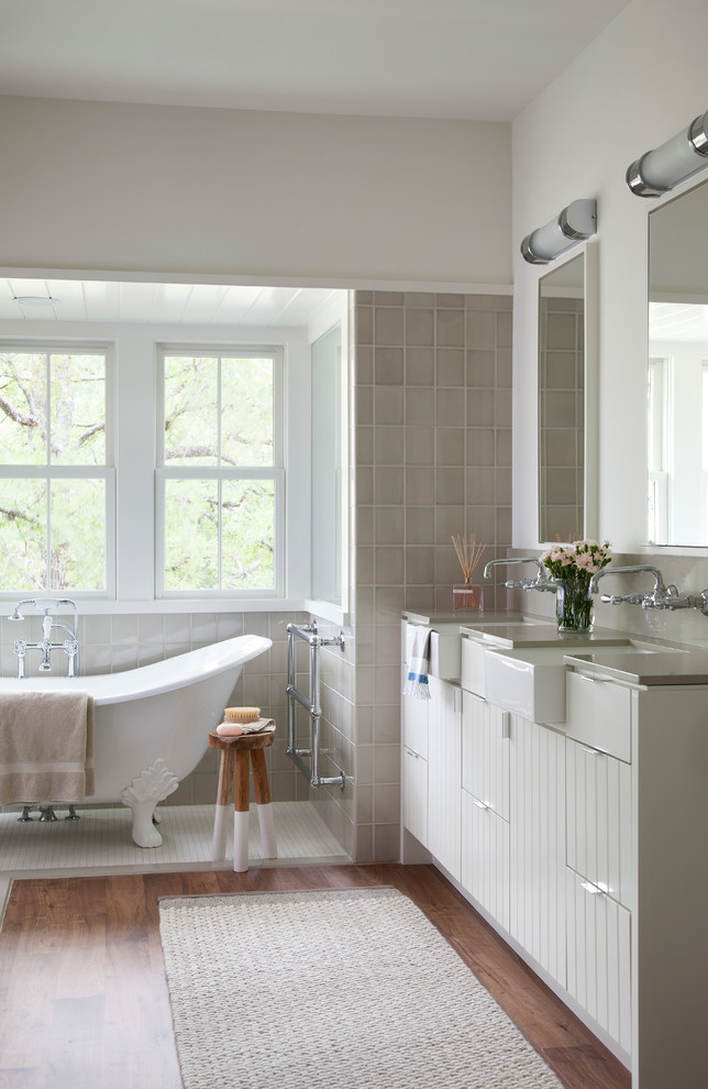 Example of a farmhouse claw-foot bathtub design in Austin