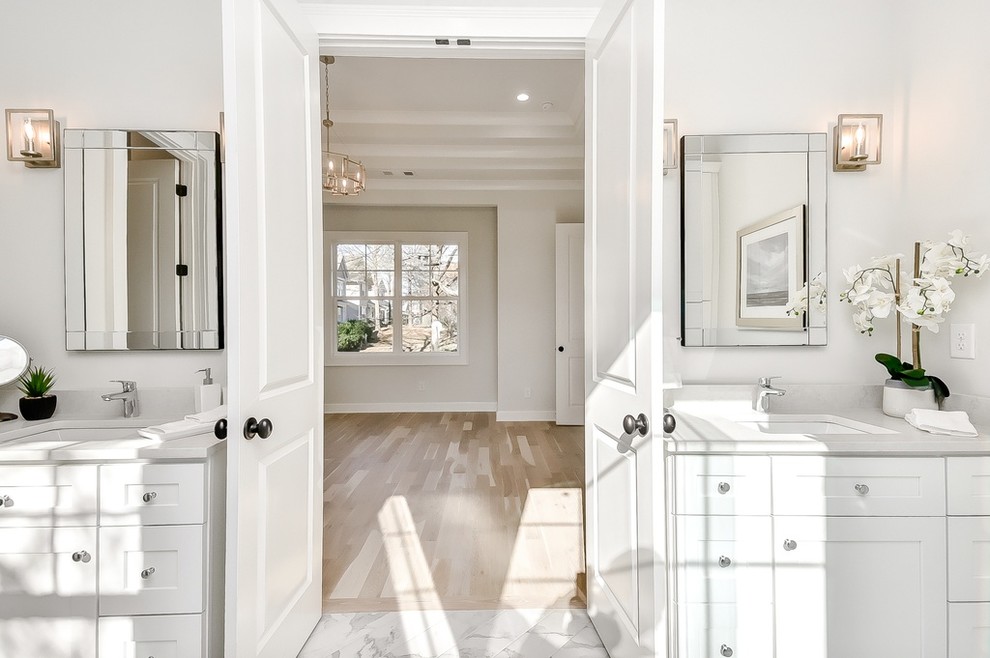 Idéer för stora lantliga grått en-suite badrum, med luckor med infälld panel, vita skåp, en dusch i en alkov, vita väggar, marmorgolv, ett undermonterad handfat, bänkskiva i kvartsit, flerfärgat golv och dusch med gångjärnsdörr