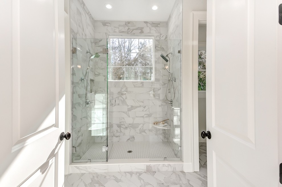 Lantlig inredning av ett stort grå grått en-suite badrum, med luckor med infälld panel, vita skåp, en dusch i en alkov, vita väggar, marmorgolv, ett undermonterad handfat, bänkskiva i kvartsit, flerfärgat golv och dusch med gångjärnsdörr