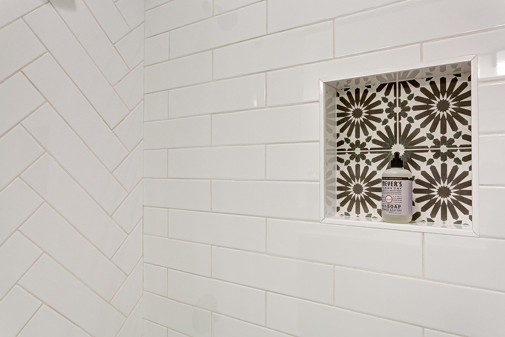 Foto de cuarto de baño campestre de tamaño medio con armarios estilo shaker, puertas de armario grises, bañera empotrada, combinación de ducha y bañera, baldosas y/o azulejos de cemento, paredes blancas, lavabo bajoencimera, suelo multicolor, ducha con cortina y encimeras blancas