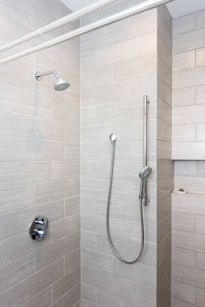 Bild på ett mellanstort funkis en-suite badrum, med skåp i shakerstil, vita skåp, en öppen dusch, grå kakel, stenkakel, vita väggar, mosaikgolv, ett undermonterad handfat och marmorbänkskiva