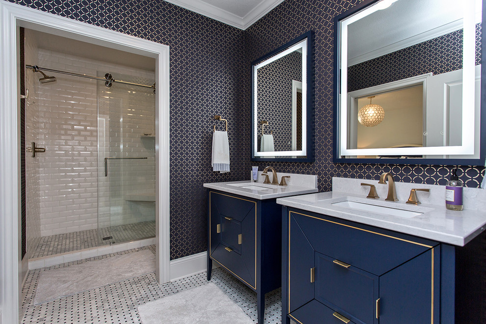 Bild på ett mellanstort lantligt vit vitt en-suite badrum, med släta luckor, blå skåp, en dusch i en alkov, blå väggar, klinkergolv i keramik, ett nedsänkt handfat, granitbänkskiva, grått golv och dusch med skjutdörr