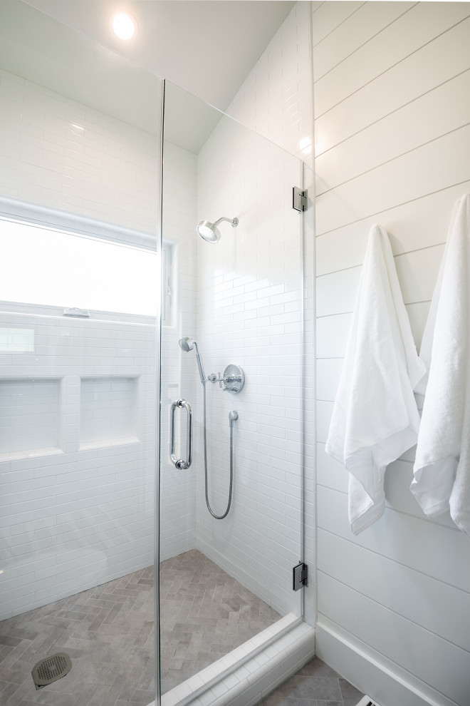 Свежая идея для дизайна: детская ванная комната в стиле кантри с душем в нише, керамической плиткой, белыми стенами, душем с распашными дверями и стенами из вагонки - отличное фото интерьера