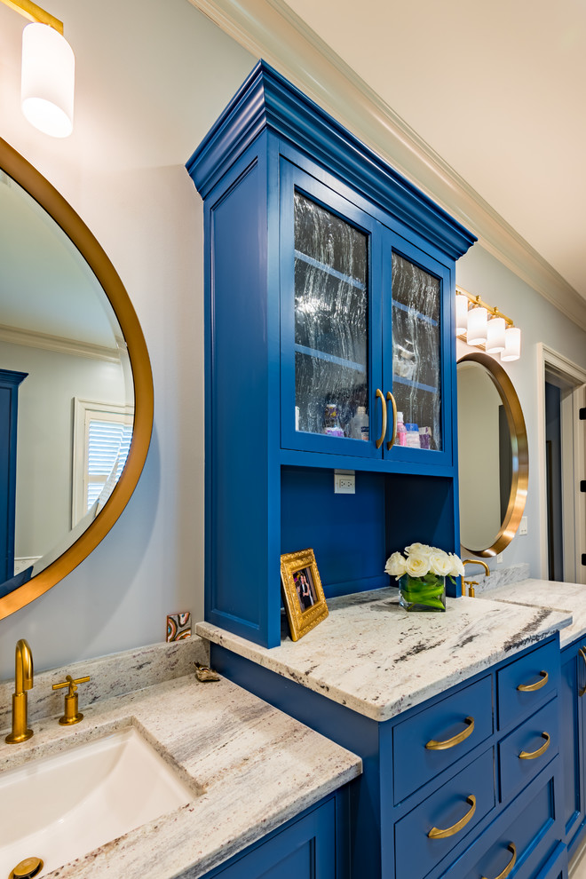 Exempel på ett mellanstort klassiskt en-suite badrum, med släta luckor, blå skåp, gula väggar, ett undermonterad handfat och granitbänkskiva