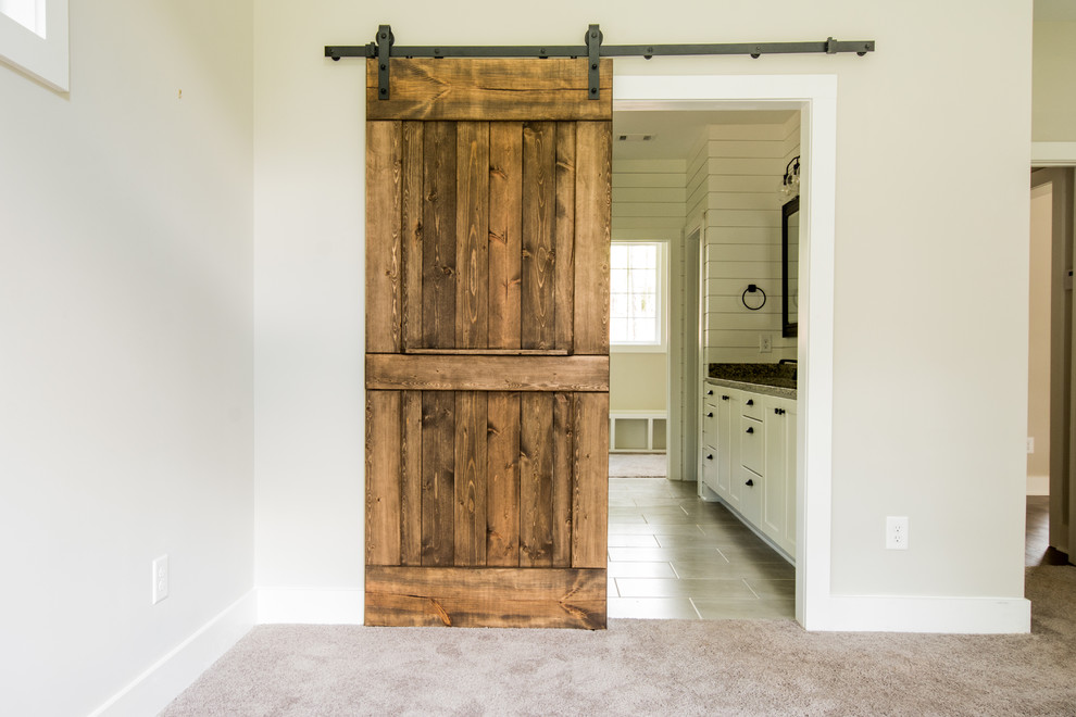 Idées déco pour une grande salle de bain principale campagne avec un placard à porte shaker, des portes de placard blanches, une douche ouverte, un mur blanc, un sol en carrelage de porcelaine, un lavabo encastré, un plan de toilette en granite, un sol gris, une cabine de douche à porte battante et un plan de toilette multicolore.