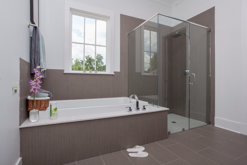Inspiration för mellanstora klassiska en-suite badrum, med ett badkar i en alkov, en dusch i en alkov, grå kakel, keramikplattor, vita väggar och vinylgolv