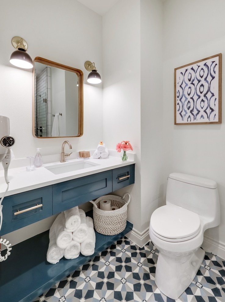 Свежая идея для дизайна: ванная комната в стиле кантри с синими фасадами, душем в нише, белой плиткой, плиткой кабанчик, бетонным полом, душевой кабиной, столешницей из искусственного кварца, синим полом и душем с распашными дверями - отличное фото интерьера