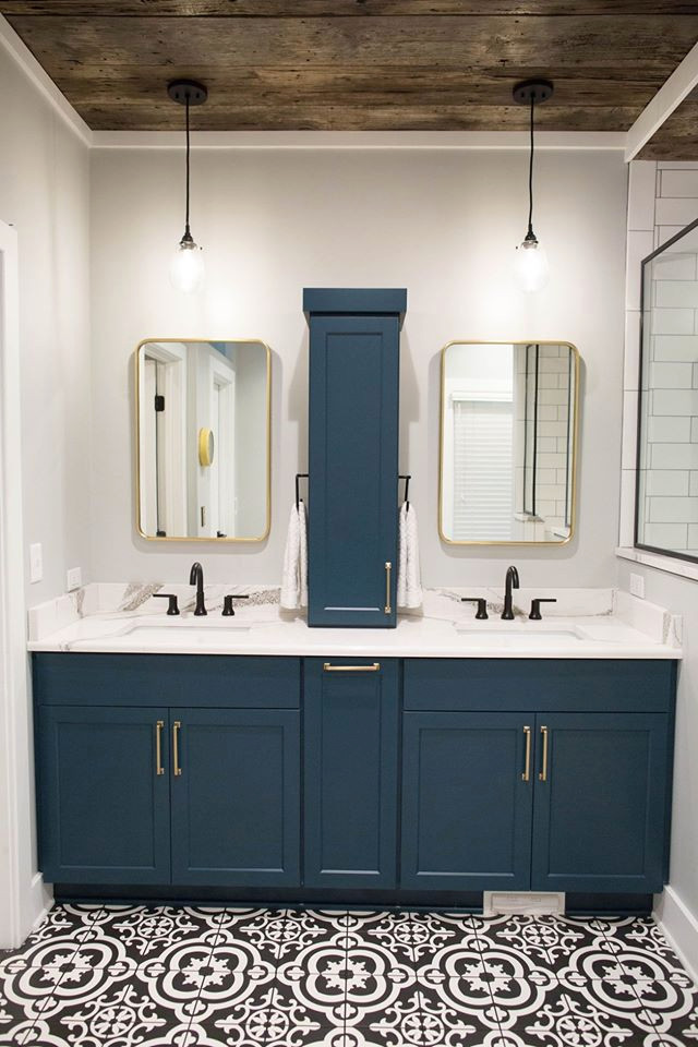 Example of a large cottage master white tile and subway tile ceramic tile and multicolored floor bathroom design in Other with shaker cabinets, blue cabinets, a one-piece toilet, gray walls, an undermount sink, quartz countertops and white countertops